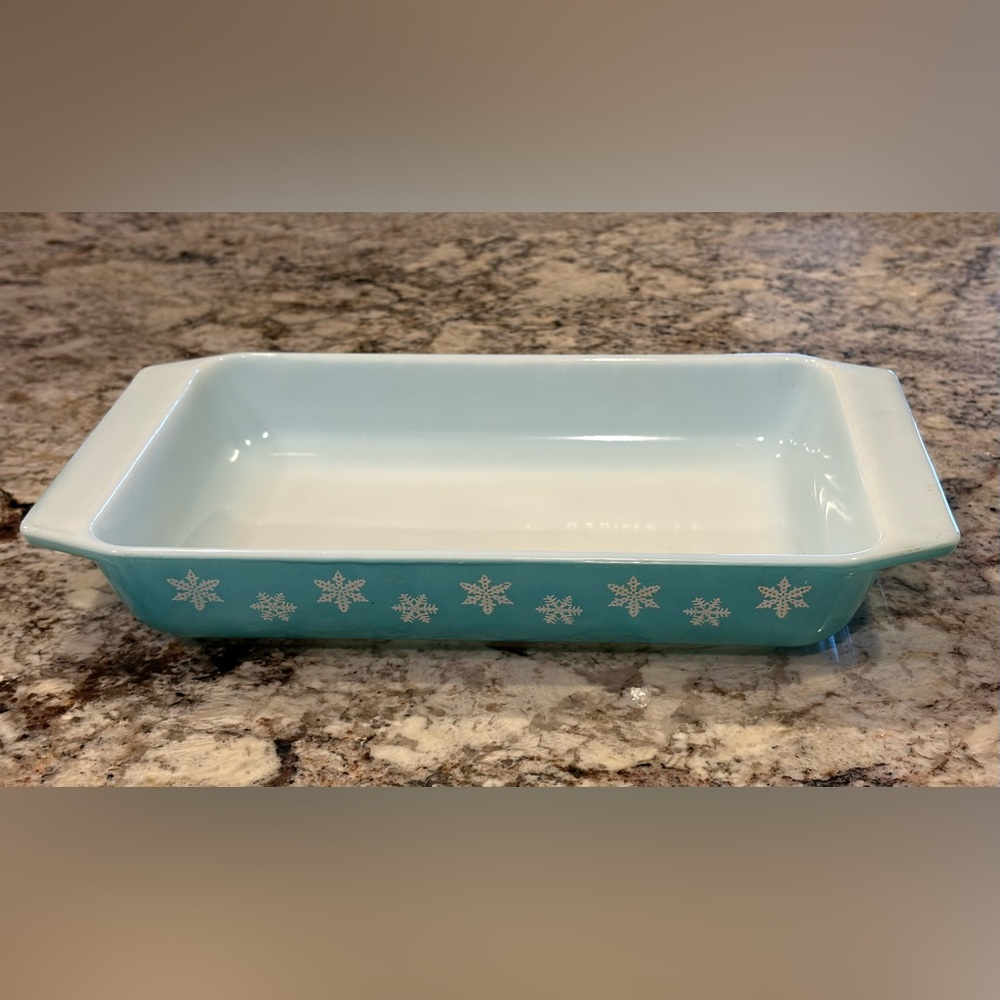 Pyrex Snowflake on Turquoise Space Saver Casserole
